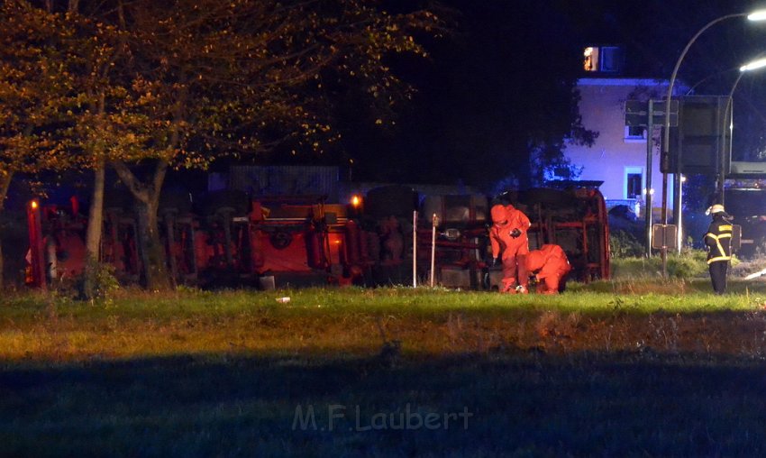 VU Tanklastzug umgestuerzt Huerth Industriestr P030.JPG